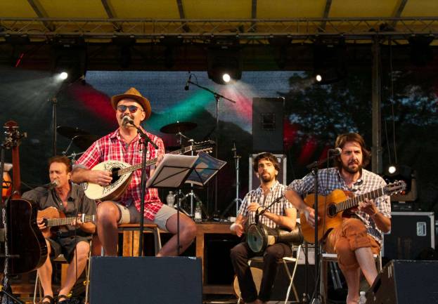 Intrecci apre con "Zio Cantante", la multiculturale band bolzanina